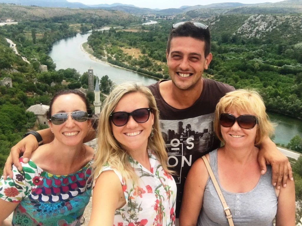 Náš sprievodca Emir a moja vysmiata maminka, ja a Rebecca, Španielka, ktorá s nami bola na celodennom výlete