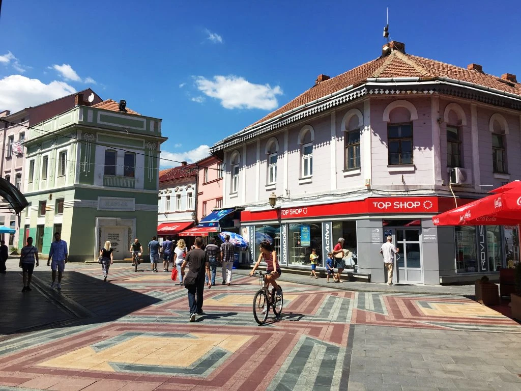 Obyvatelia mesta Tuzla radi trávia čas v historickom centre mesta kávičkami