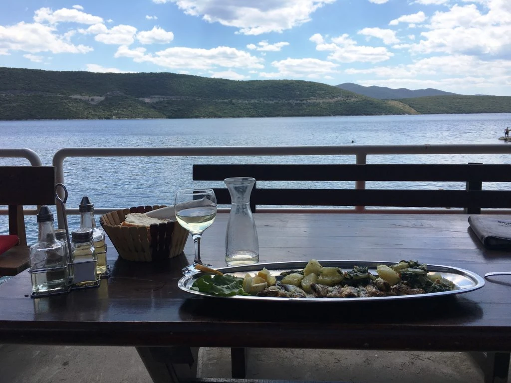 Sardinky s výhľadom na more v meste Neum