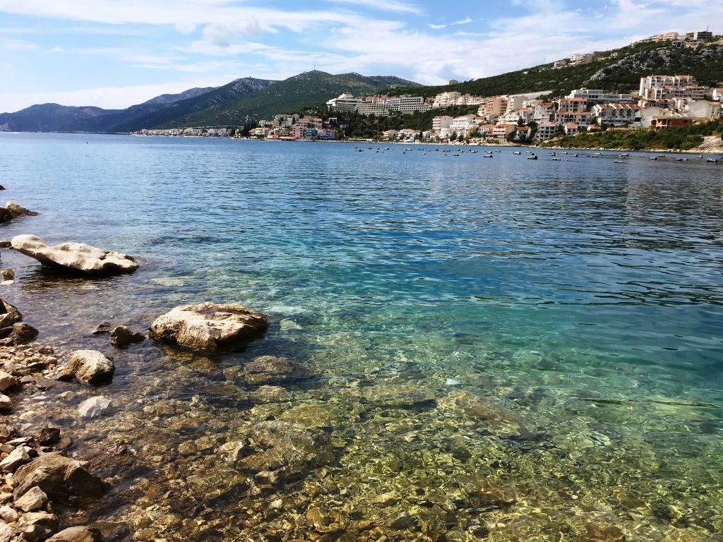 Vstup do Jadranského mora v meste Neum je kamenistý