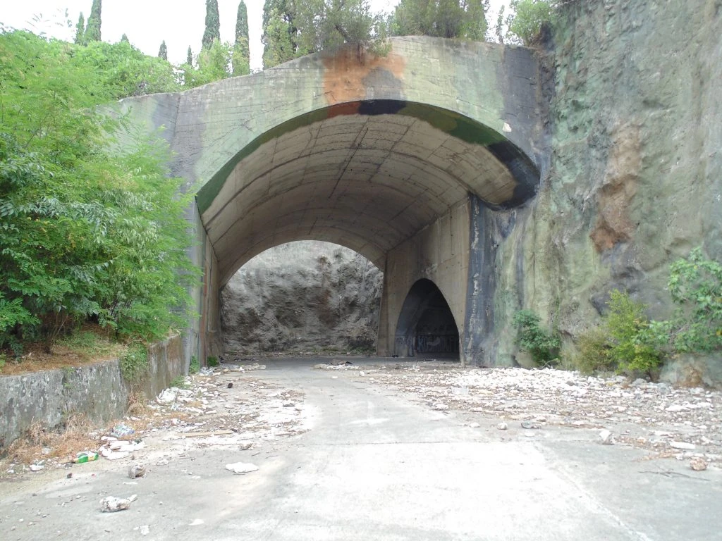 Vstup do Titovho tunela v blízkosti mesta Mostar