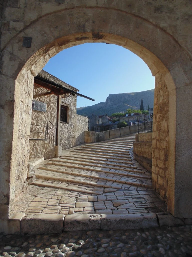 Vstup na Starý Most v meste Mostar