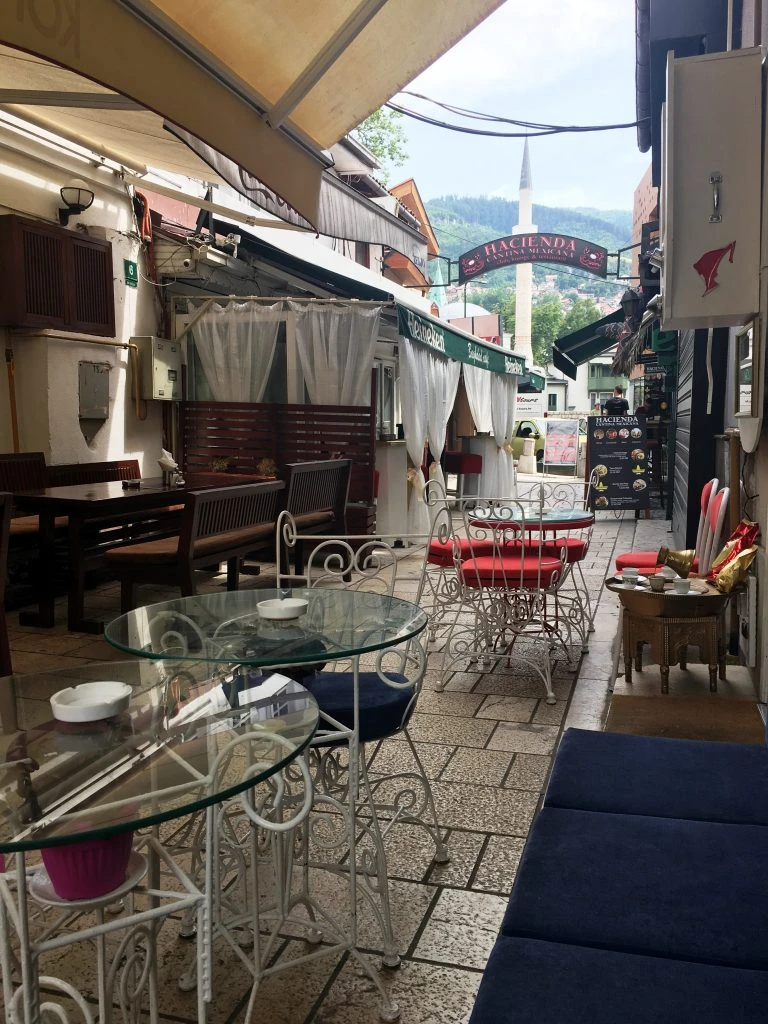 Vychutnajte si bosniansku kávu v úzkych uličkách starého mesta Sarajevo