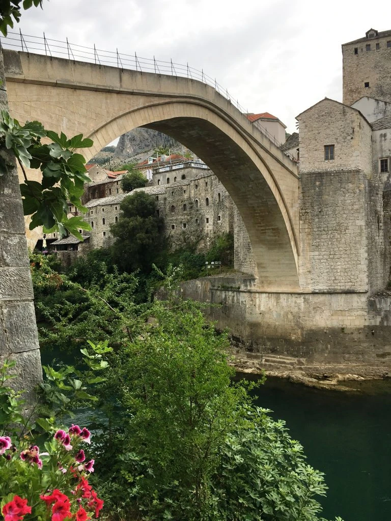 Výhľad na Starý most mesta Mostar z kaviarne Karma Caffee